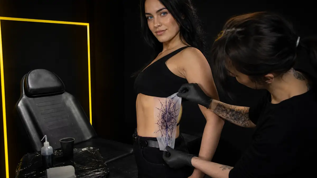 Juosmens tatuiruotės: grįžęs klasikos comeback