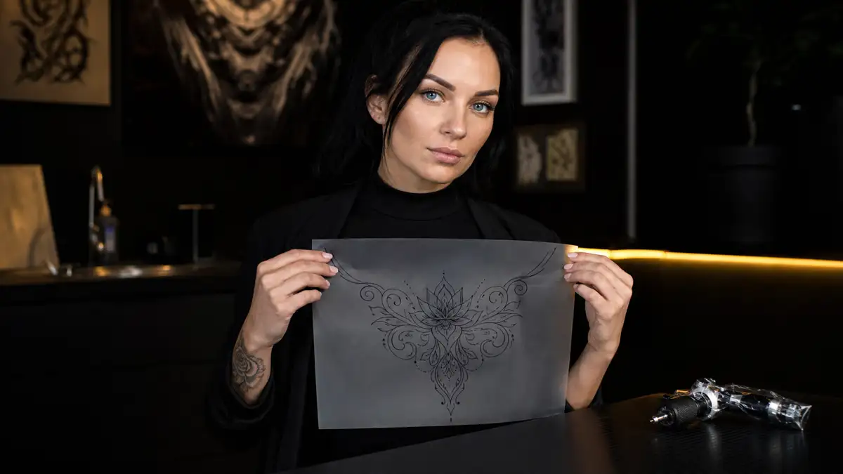 Krūtinės tatuiruotės: simetrijos ir jėgos zona